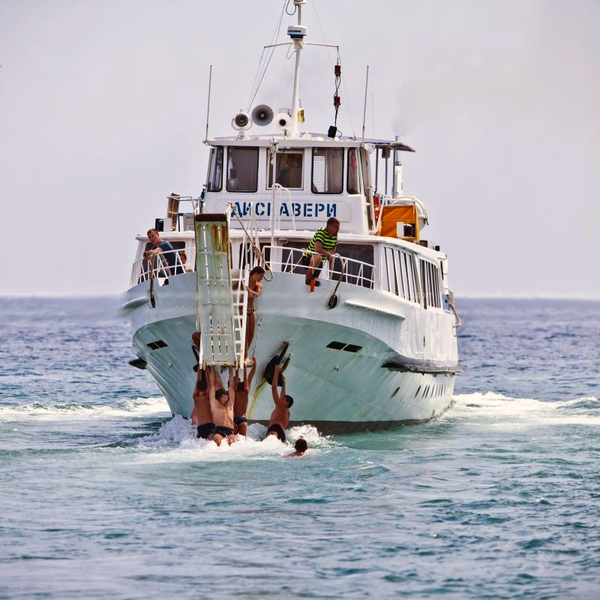 В Алуште пассажиров на корабль загружают прямо с пляжа