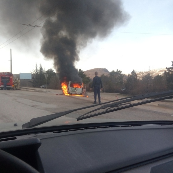 В Крыму на трассе сгорели сразу две машины