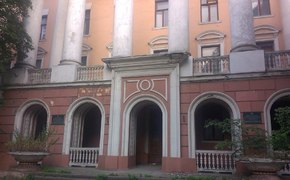 В центре Симферополя решили продать пристанище бомжей