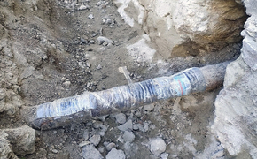 В Севастополе трубу канализации починили скотчем