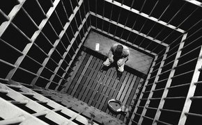 Пьяный угнал машину и наехал на полицейского. Теперь ему тюрьма