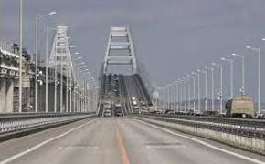 В связи с ракетной атакой на Севастополь остановлен Крымский мост