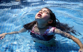 Что утащило ребенка на дно бассейна установят следователи