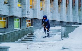 Бывший мэр Симферополя с головой погрузился в снег