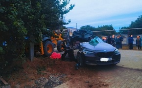 В кошмарной аварии оторвало крышу машины и голову пассажиру