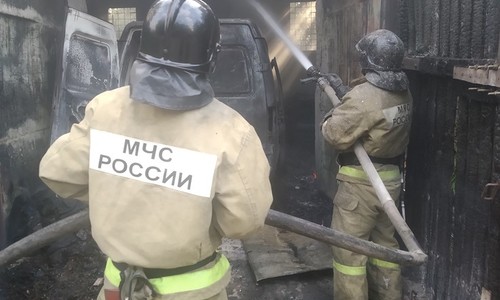 В севастопольском гараже загорелись две машины