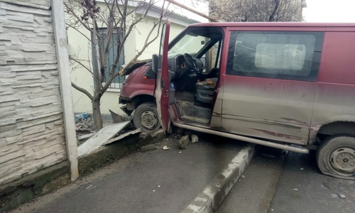 Микроавтобус протаранил забор дома в Симферополе