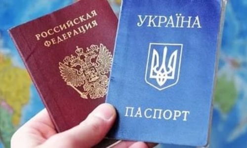 Тысячи крымчан получают загранпаспорта Украины