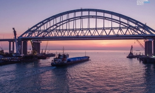 На Крымском мосту возобновили движение транспорта