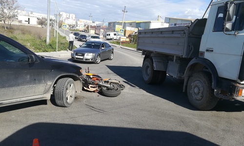 В Севастополе внедорожник снес мотоциклиста