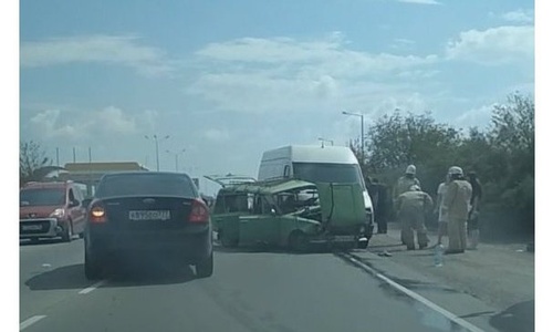 На Евпаторийской трассе «Жигули» разбились об автобус
