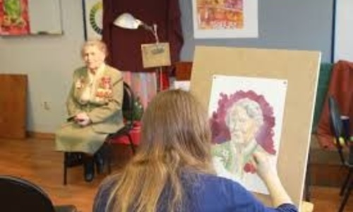 Крымских ветеранов наградят их же портретами