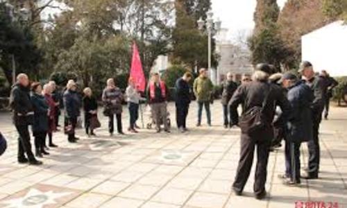 На митинг-протест в Ялте вышли несколько десятков человек