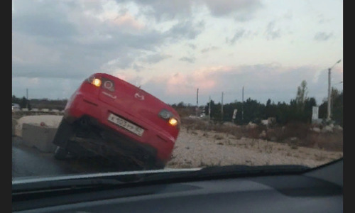 В Севастополе автомобиль чуть не улетел с трассы
