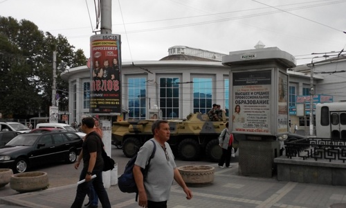 Центр Симферополя заняли военные на БТР и полиция