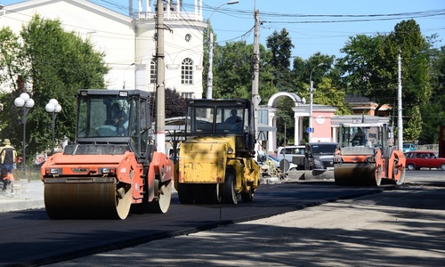 На улице Невского в Симферополе начали укладывать асфальт