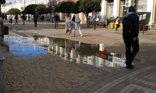 Мойщики тротуаров затопили центр Симферополя