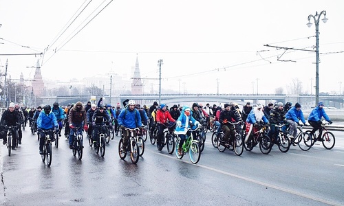 В Москве провели зимний велопарад