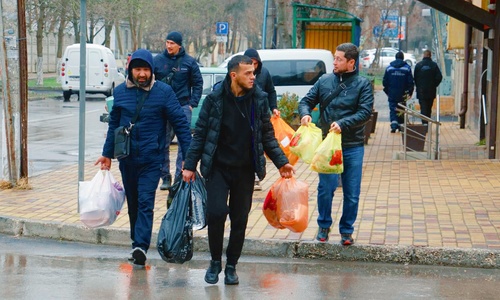 Крымские татары подкормили арестованных соотечественников