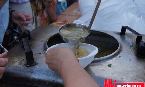 «Беркут» кормил севастопольцев рыбацким супом