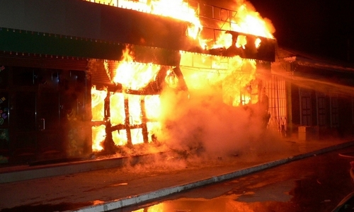 В крымском селе сгорел магазин с техникой и продуктами