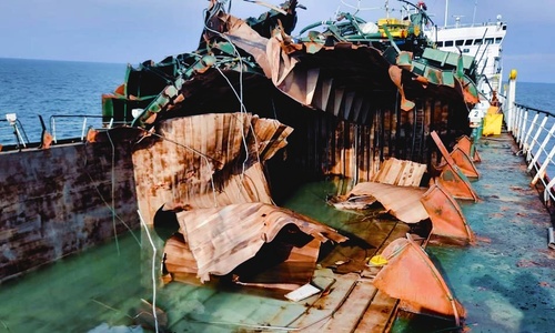 Взорвавшийся корабль отбуксировали из порта «Крым»