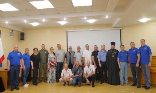 Крым первым вручил медали отцам погибших солдат