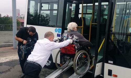 В Крым поступят автобусы, выкатывающие инвалидов-колясочников из салона