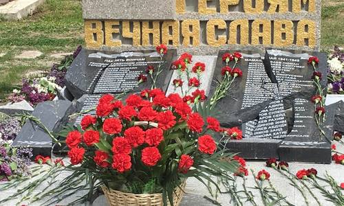 В Орловке разбили памятник с именами погибших в ВОВ крымских татар