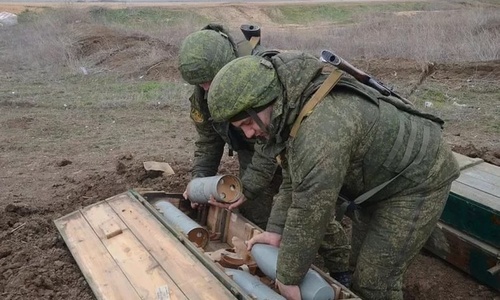 Сотни крымских артиллеристов обстреливают берег