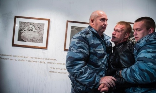 Крымчанин облил фотографии на выставке Джока Стерджеса в Москве