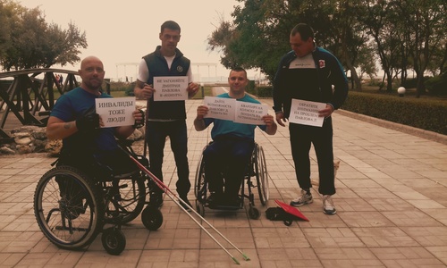 Инвалида-колясочника из Евпатории решили поддержать коллеги