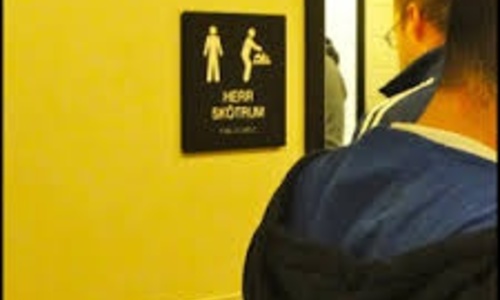 Охранники бара отправили девушку в мужской туалет из-за внешности