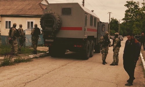 Утром 7 июля силовики посетили крымских татар. Одного отнесли в машину на руках