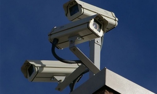 skritaya-kamera-na-morskom-plyazhe-seks-v-belih-vechernih-platyah