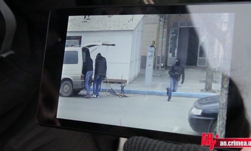 В центре Симферополя иностранному журналисту приставили пистолет к виску