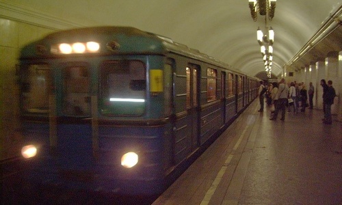 В московском метро пассажир упал на рельсы