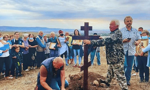 В Крыму строящуюся дорогу преградили поклонным крестом