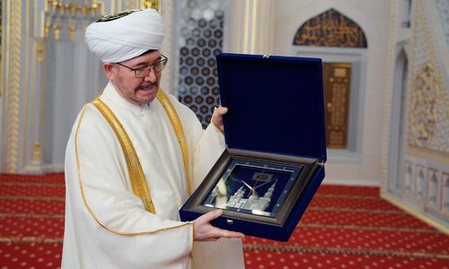 Муфтий России подарил муфтию Крыма часы на стену