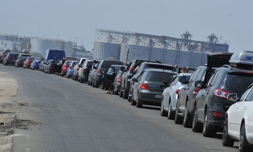 Сотни авто скопились на закрытой переправе в Крым