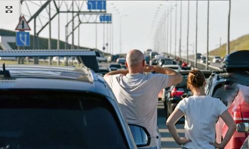 Заторы на Крымском мосту возникают то в одну, то в другую сторону