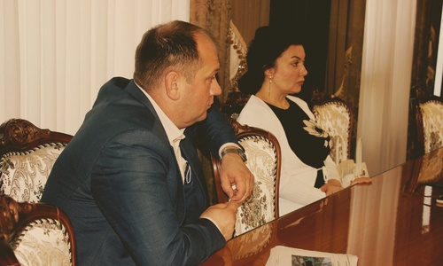 Министр культуры Крыма «окунулась» в мусор Керчи