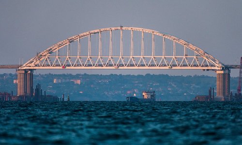 За месяц Крымский мост пересекли 240 тысяч машин