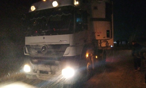 В гололед на крымских дорогах бились легковушки и грузовики
