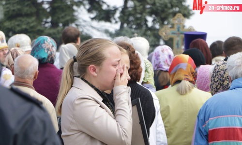 Проститься с погибшими в колледже Керчи пришли более 20 тысяч людей (ФОТО)