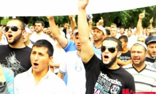 Крымские татары собираются у здания суда в Симферополе