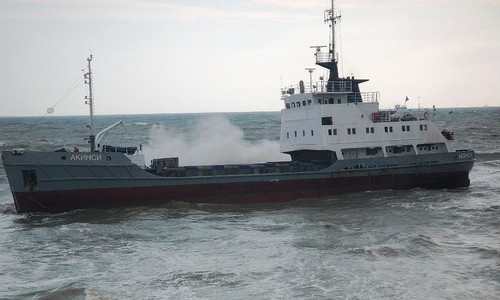 Сорвался с якоря: в Керченском проливе застрял корабль