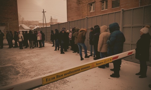 Аксенов попросил медиков не выгонять людей на мороз