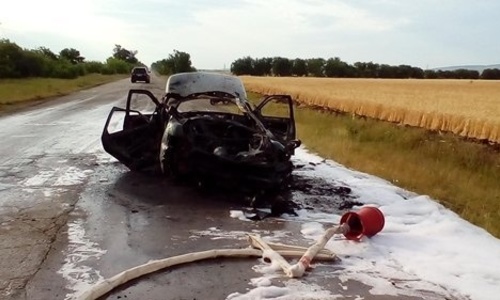 На крымской трассе сгорела легковушка