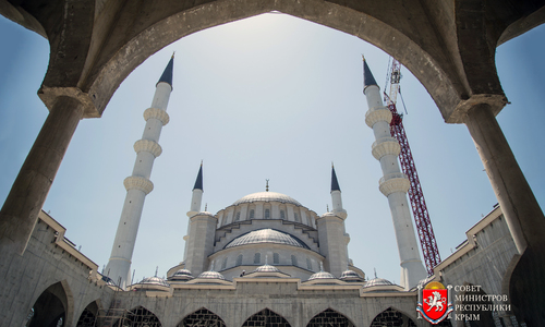 Турки забрались на купола мечети в Крыму